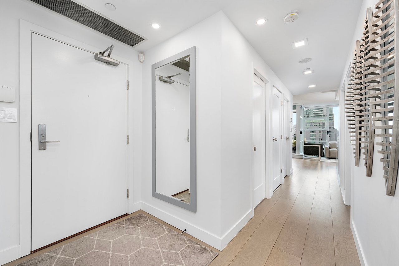 2205-638 Beach Cres