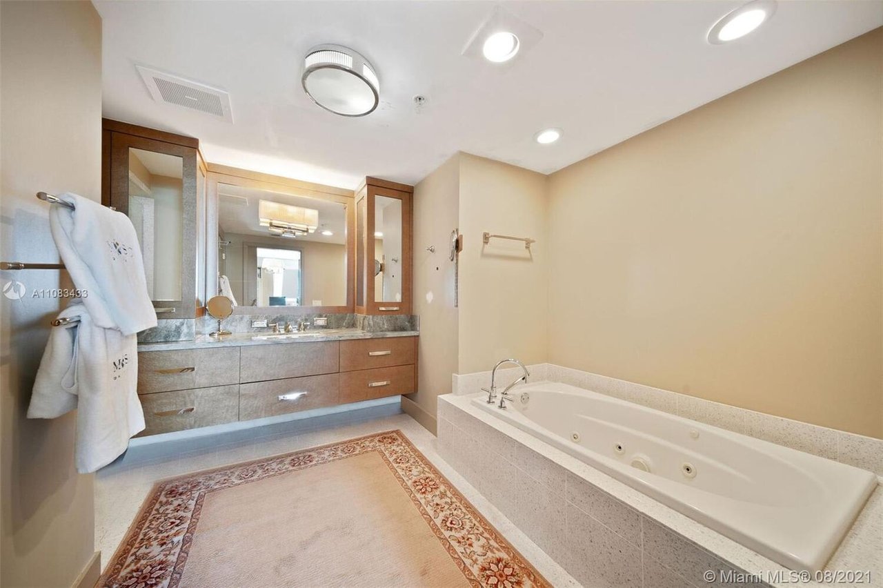 3801 Collins Ave, #501
