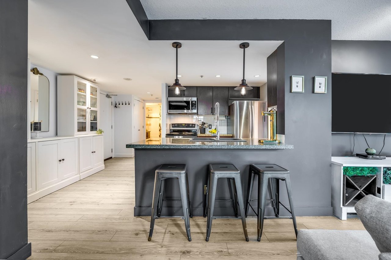 307-688 Abbott St