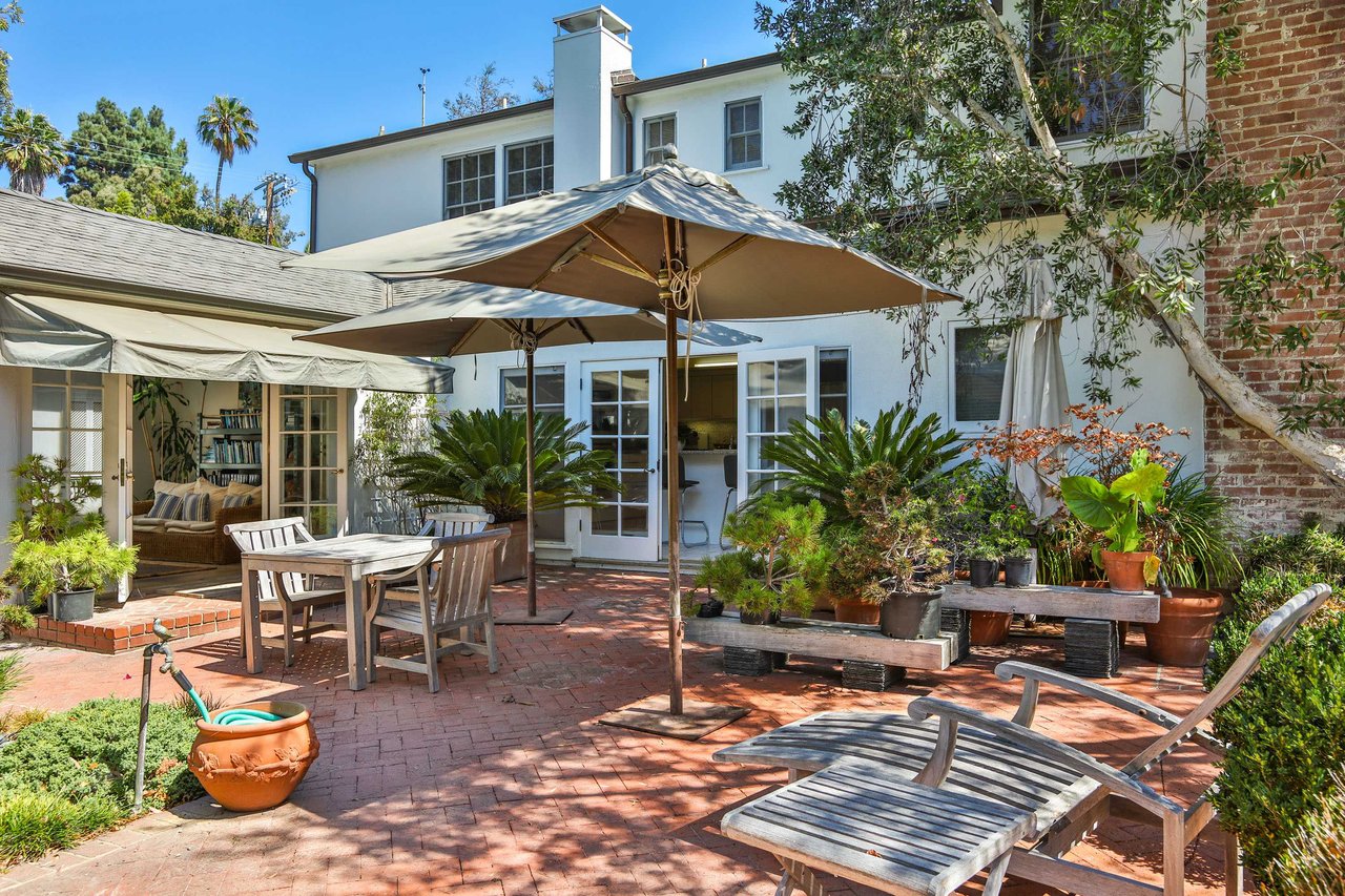 Beguiling Colonial In Brentwood Park