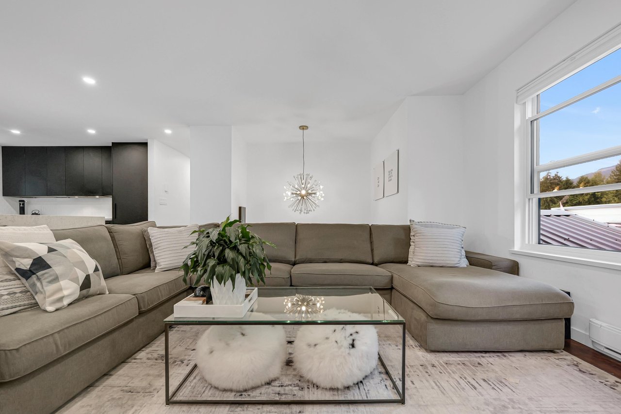 2554 Jura Cres
