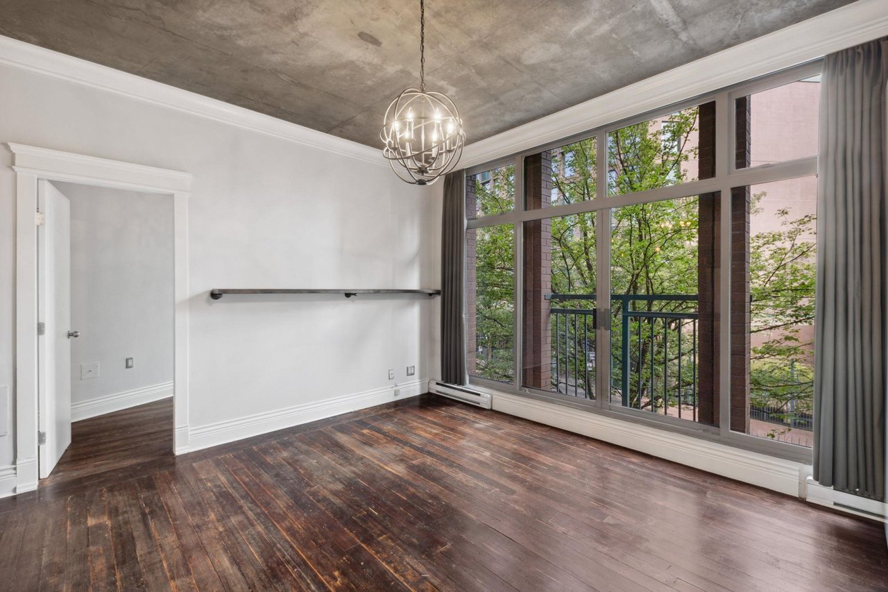 208-22 E Cordova St