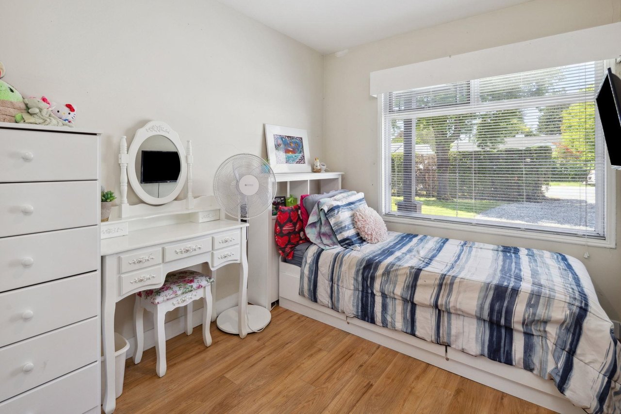 1384 Fernwood Cres