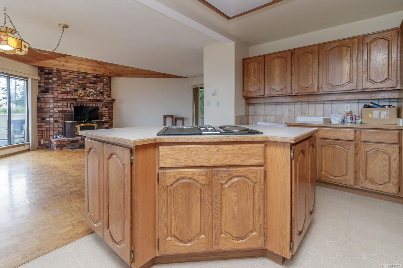 2270 Arbutus Rd