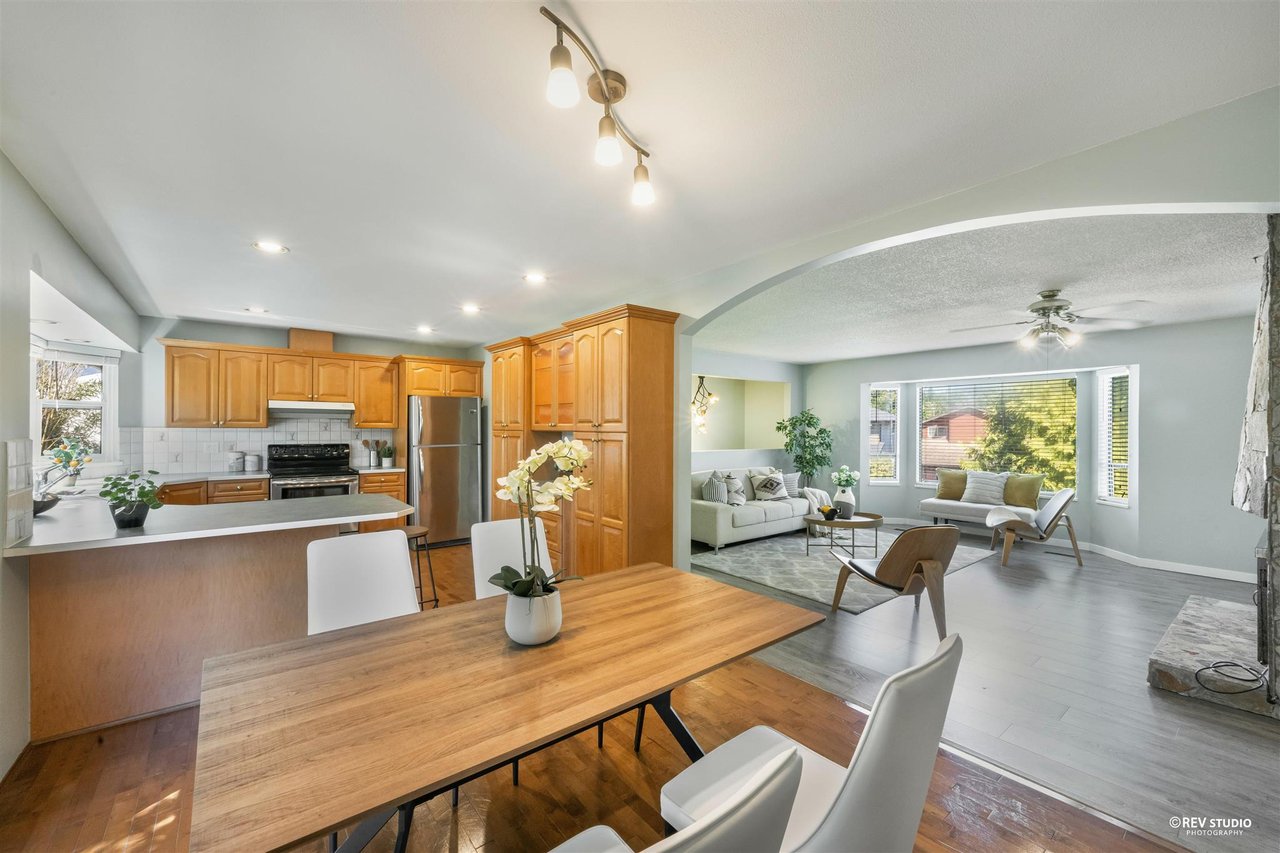 3162 Bute Cres