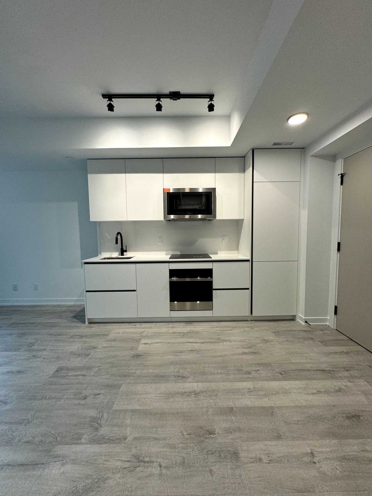 327 King St W, Unit 2005