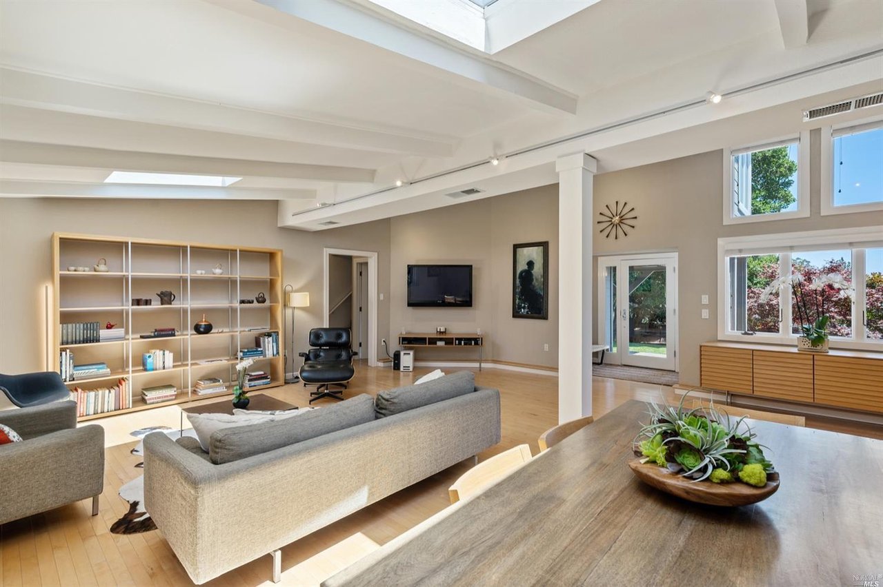 2 Cedarwood Ln