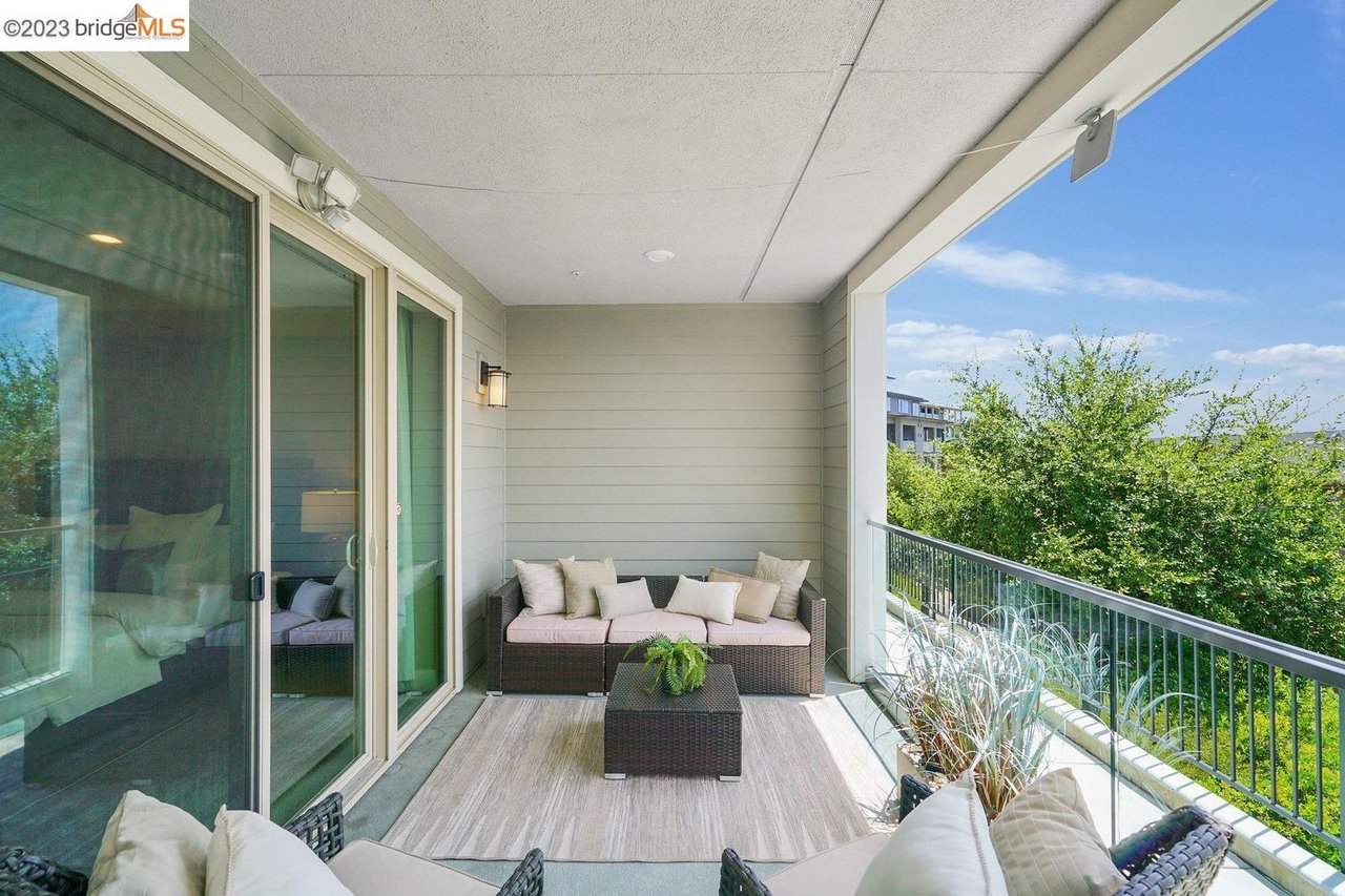 6763 Skyview Dr, Oakland, CA 94605