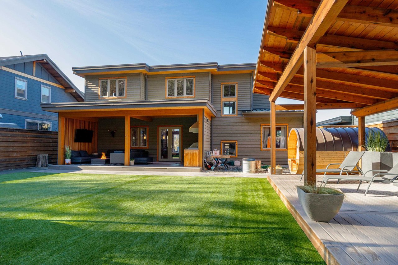 1054 Jay Cres