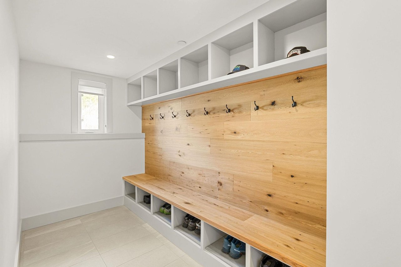 27-3385 Mamquam Rd