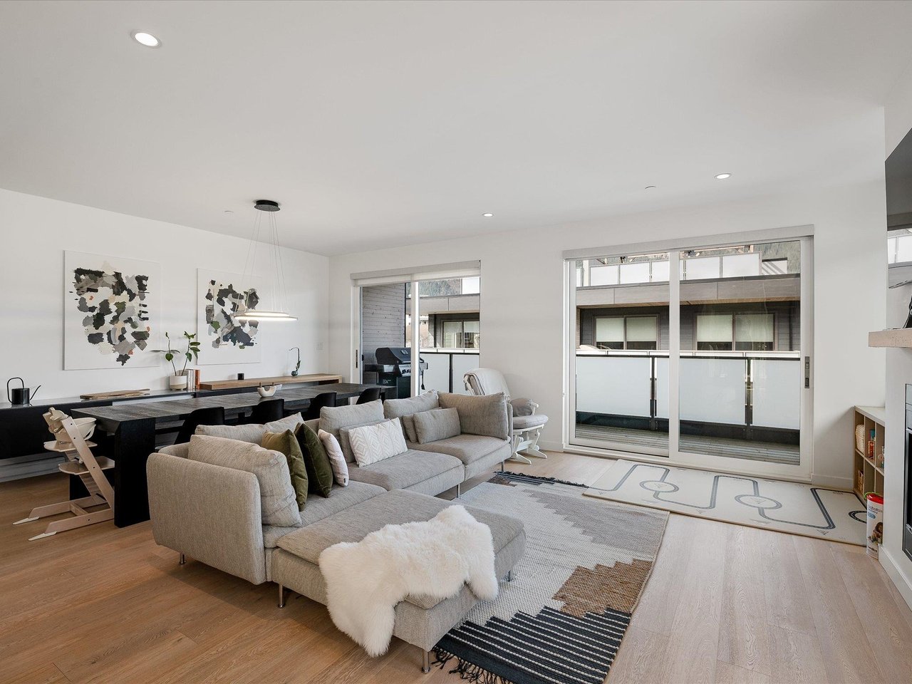 1287 Main St