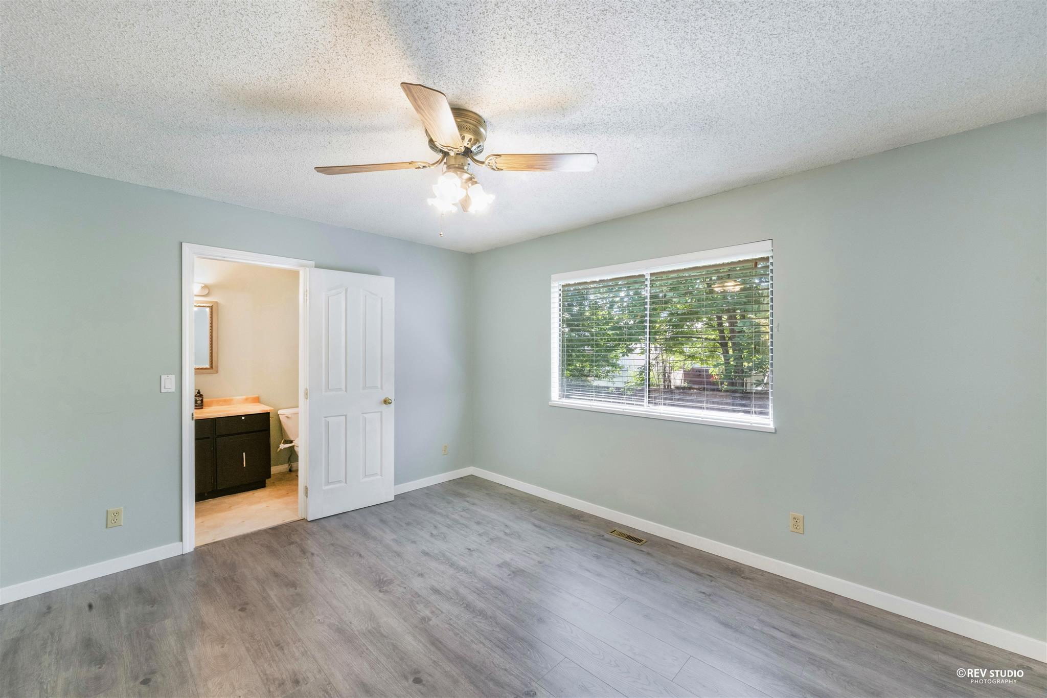3162 Bute Cres