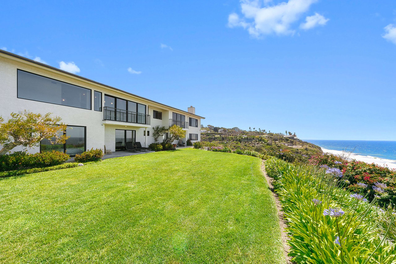 Gorgeous Front Row Zuma Bay Villas