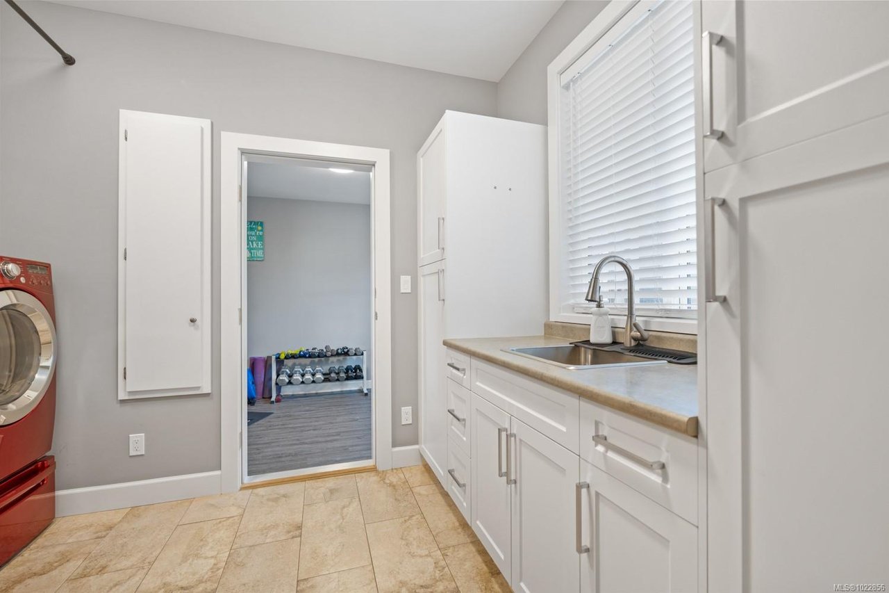 7364 Lakefront Dr, Lake Cowichan