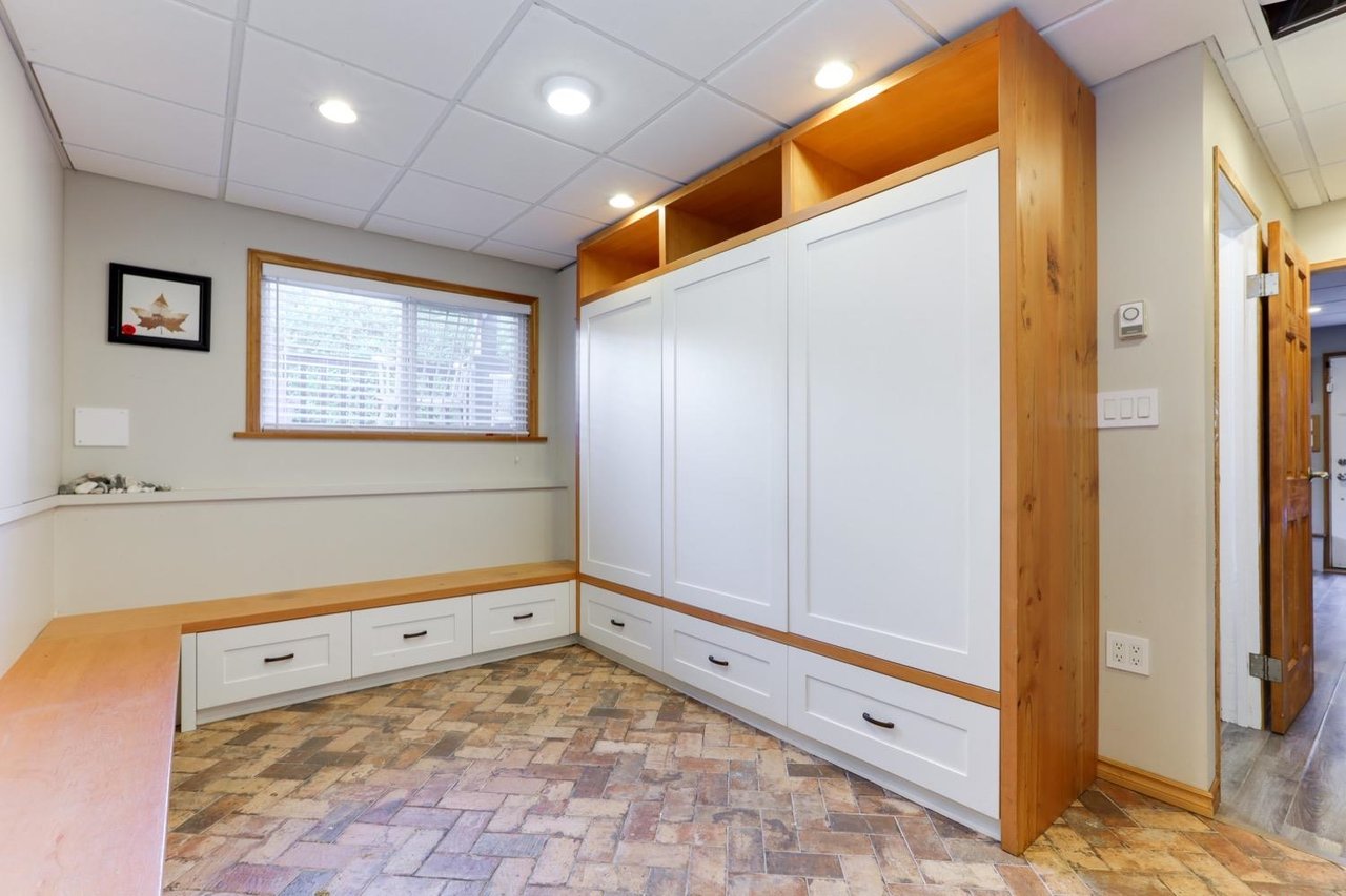 2552 Jura Cres