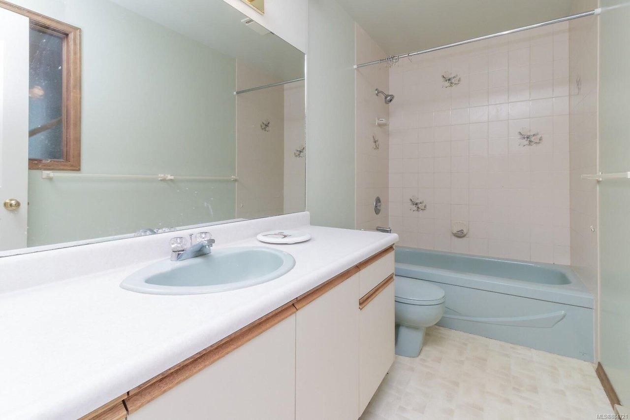 2270 Arbutus Rd