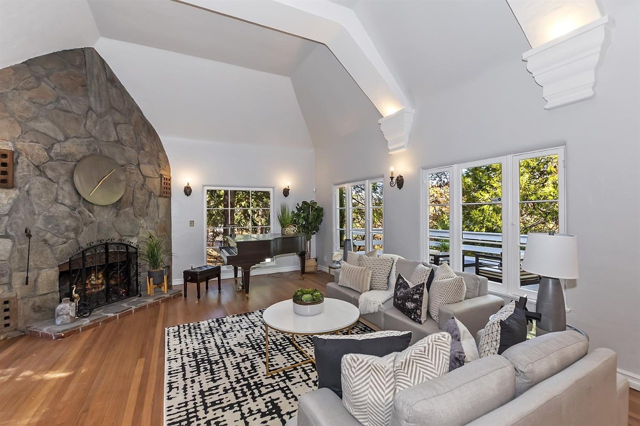 323 Sunset Dr