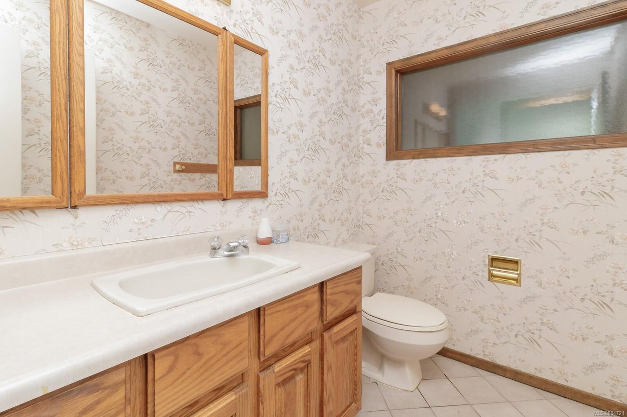 2270 Arbutus Rd