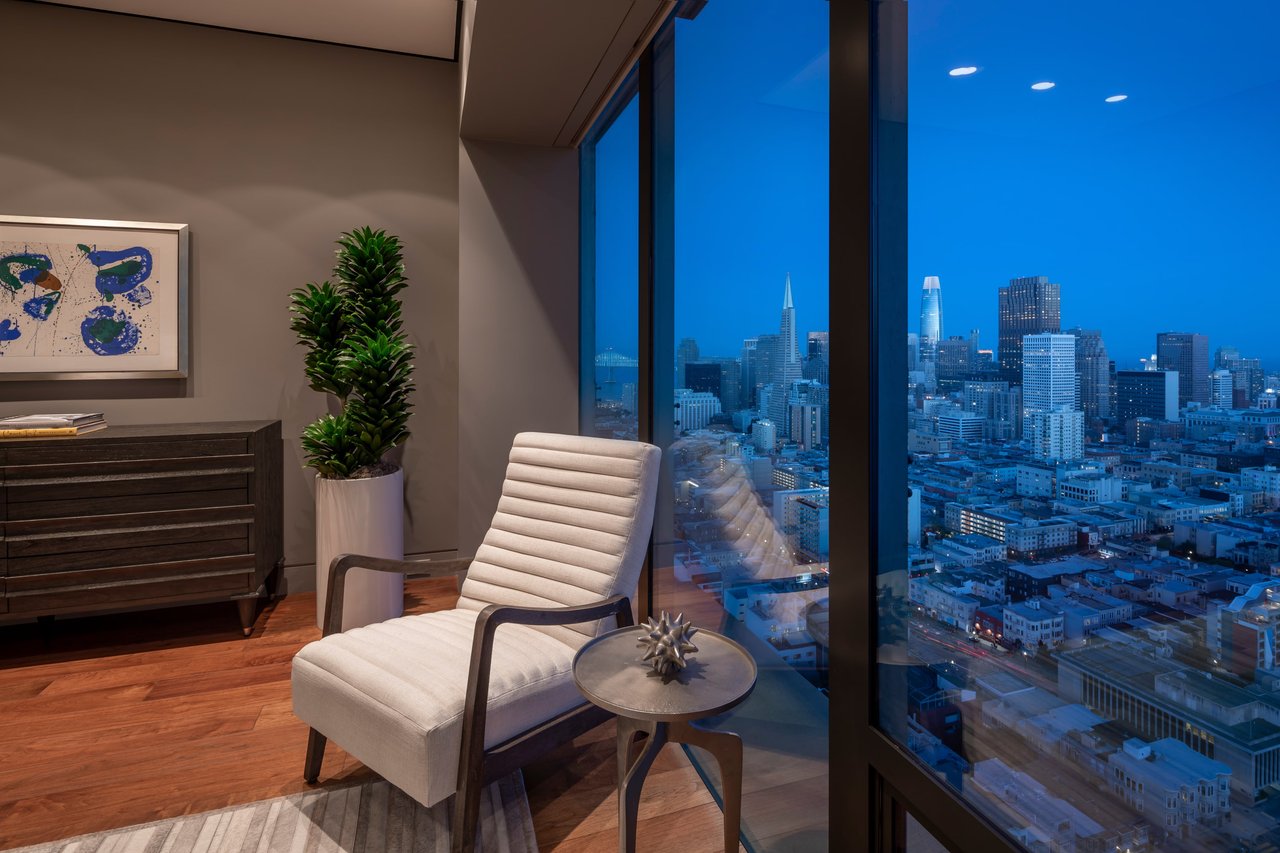 "As New" Contemporary View Apartment
