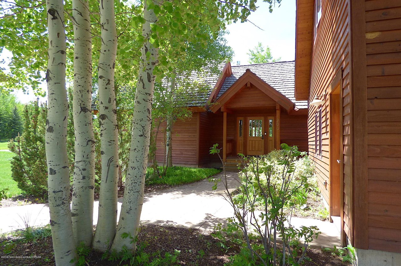200 E Lochan Fen Ln 