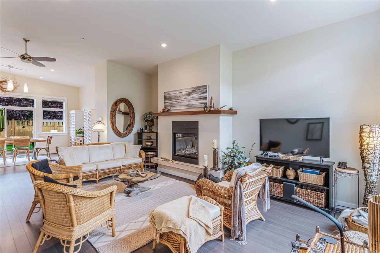 1-220 McVickers St