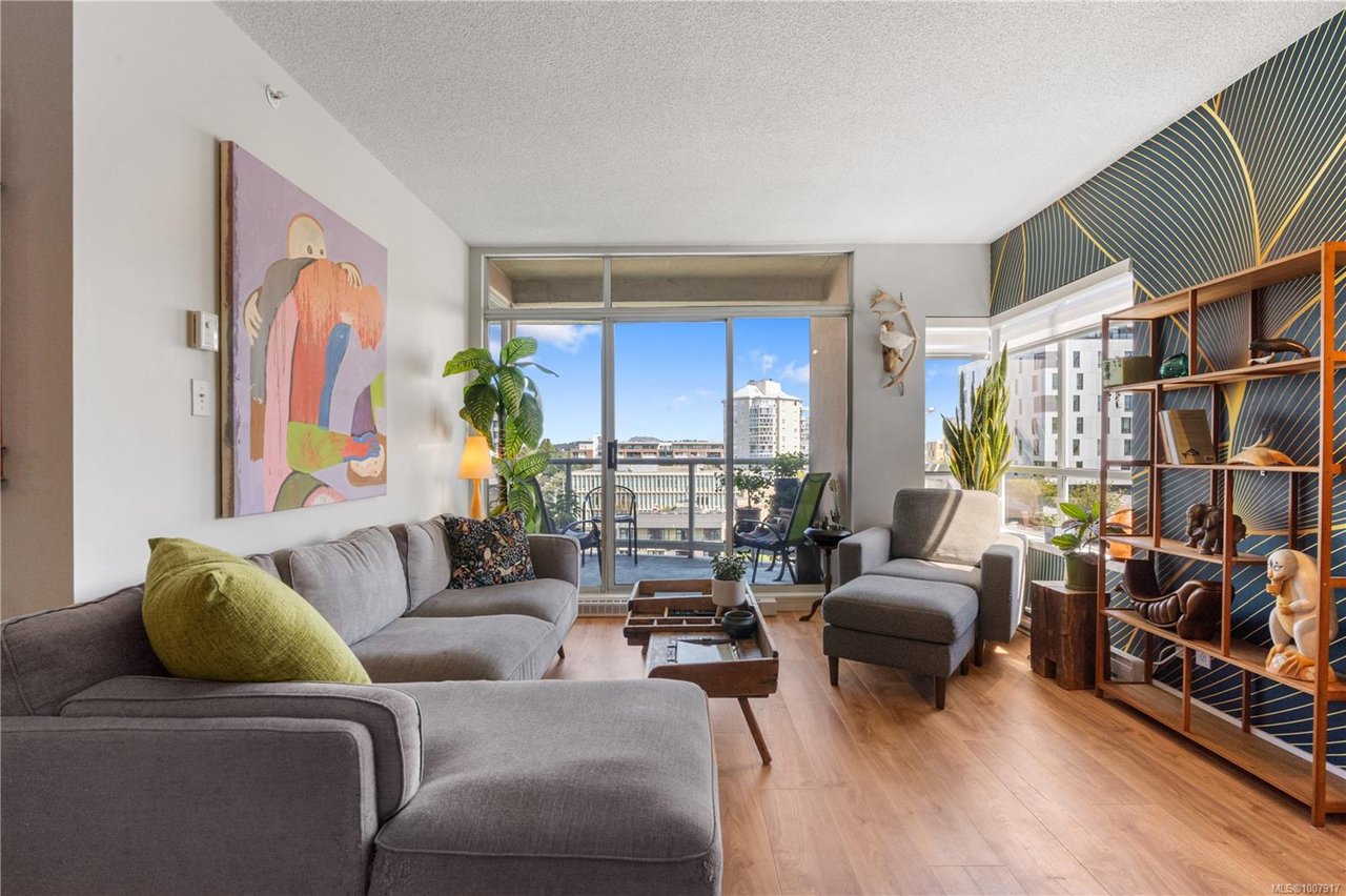 1005-1010 View St