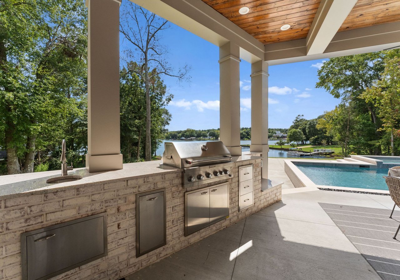 1812 Marthas Vineyard Road | Luxury Waterfront Modern Retreat