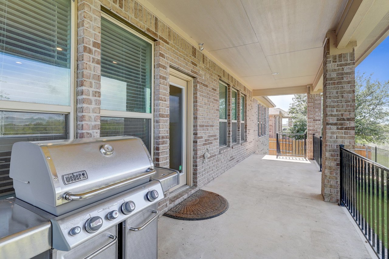 Charming single-story home in the desirable Paloma Lake in RR that backs to a greenbelt!