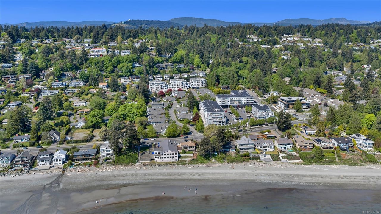 989 Abbey Rd, Saanich