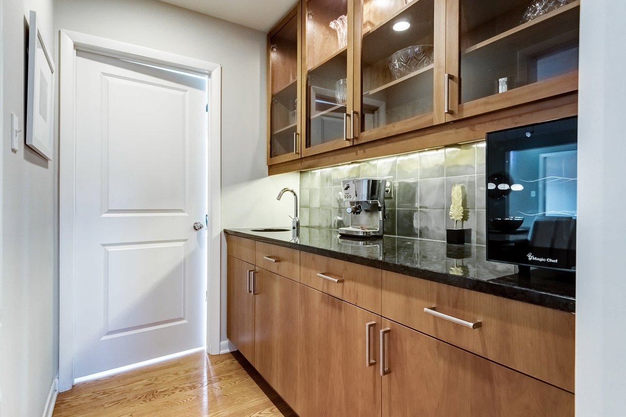 Sophisticated & Stylish in Charming Ladue