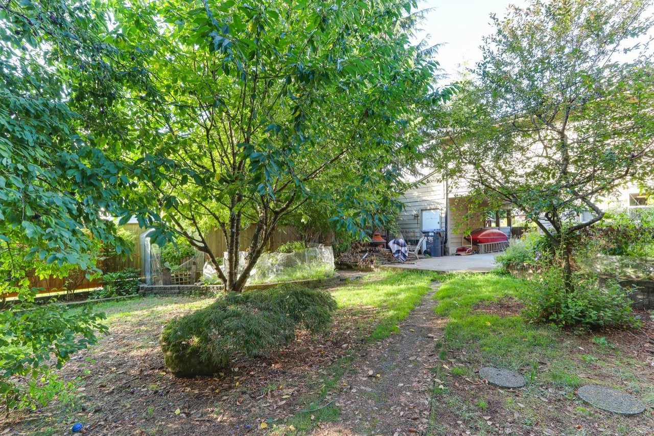 2552 Jura Cres