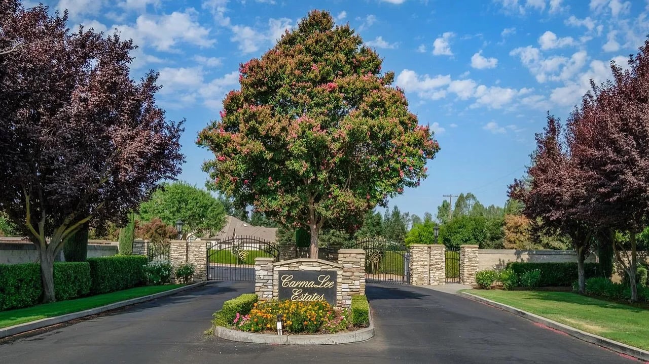 6733 E Carmalee Ln