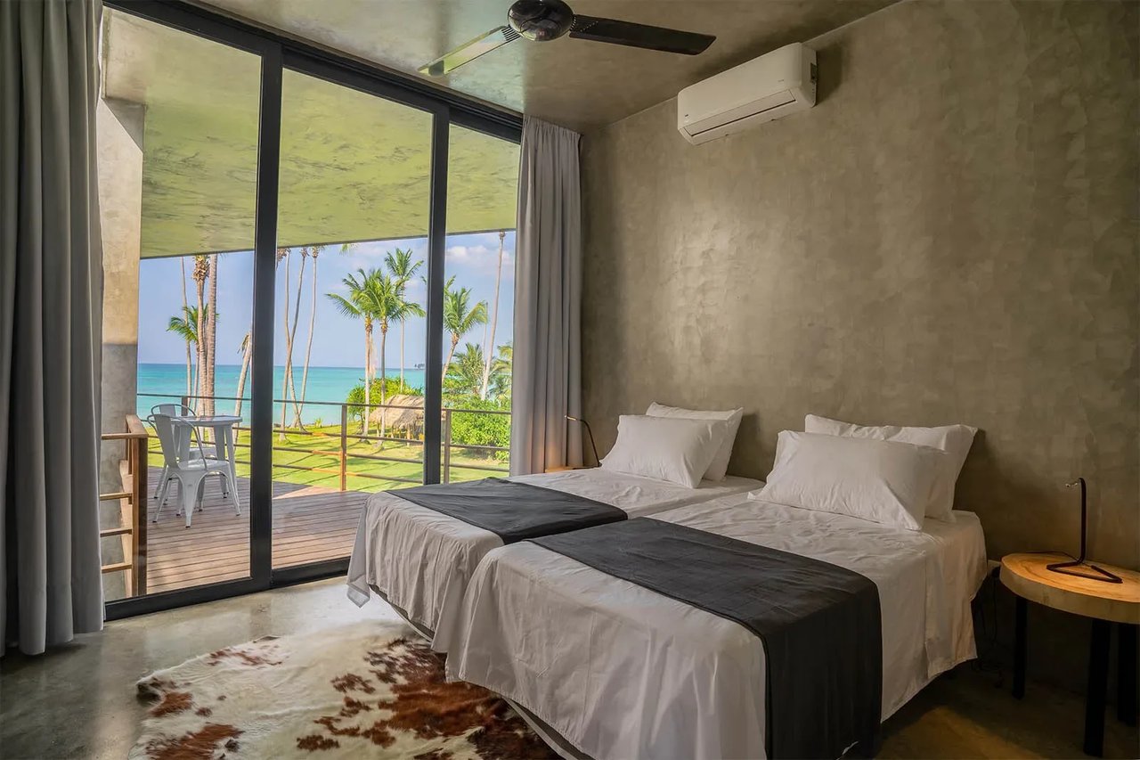 Beachfront Luxury Retreat: Contemporary Villa With Stunning Views and Unrivaled Amenities