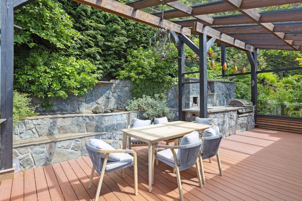 425 Mountain Dr