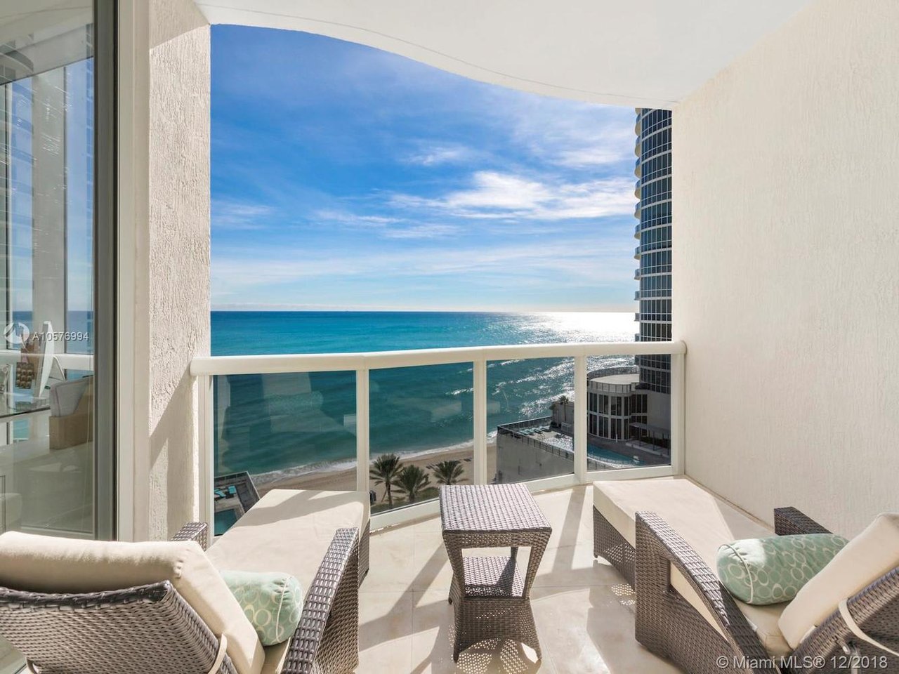 16001 Collins Avenue, #906