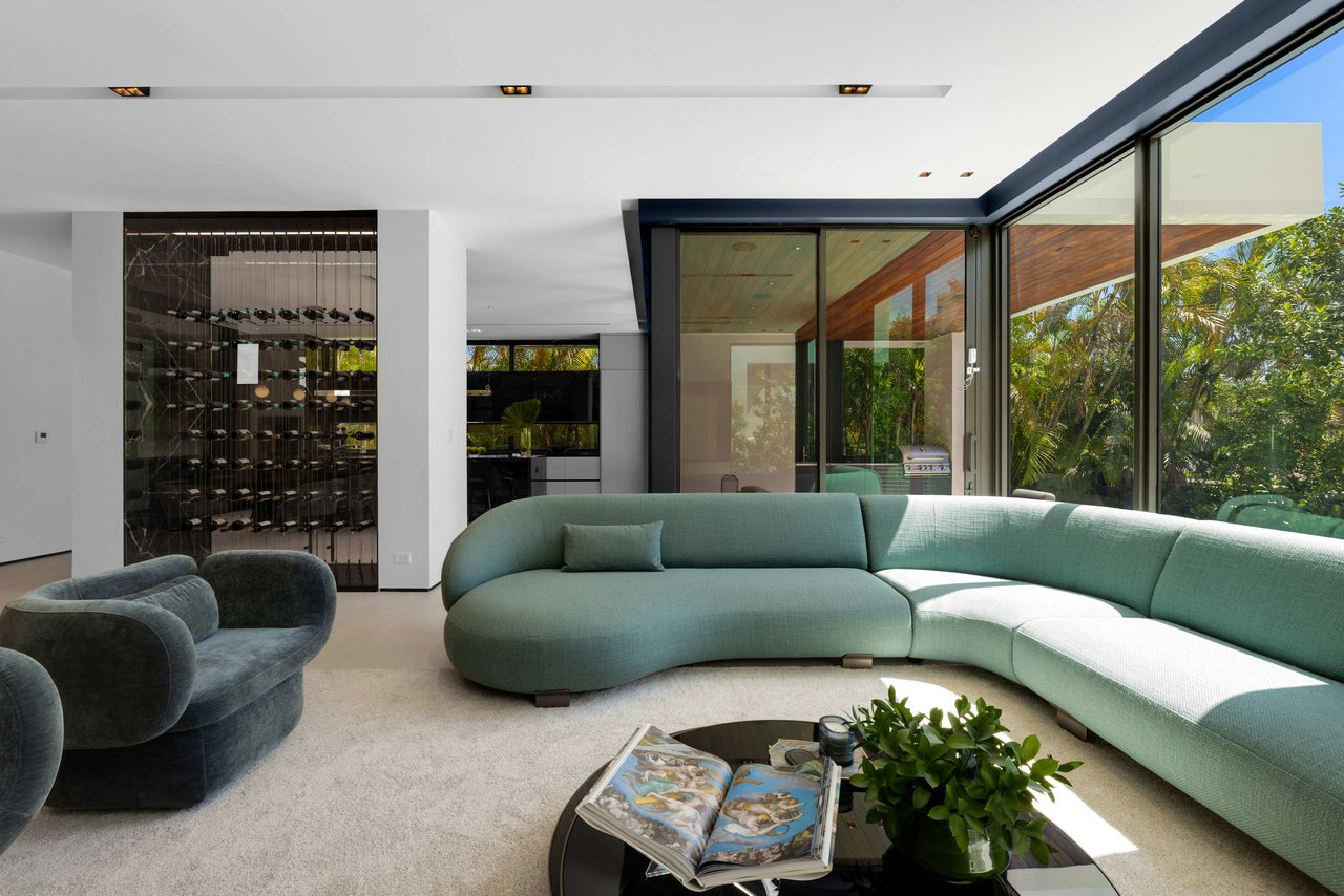 1098 N Venetian Dr