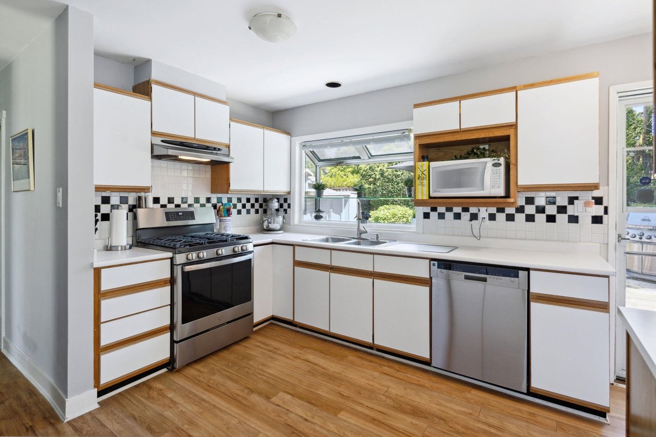1384 Fernwood Cres