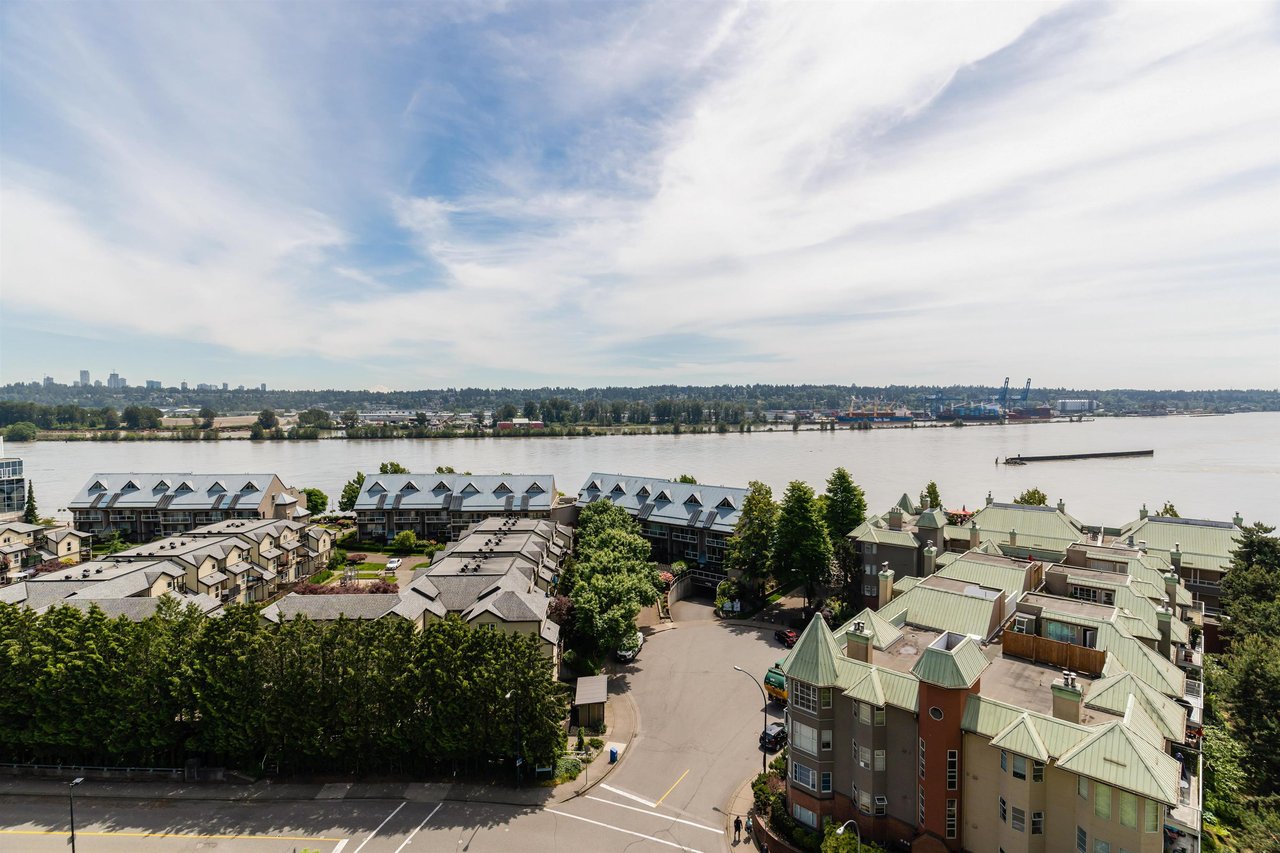 1102-1045 Quayside Dr