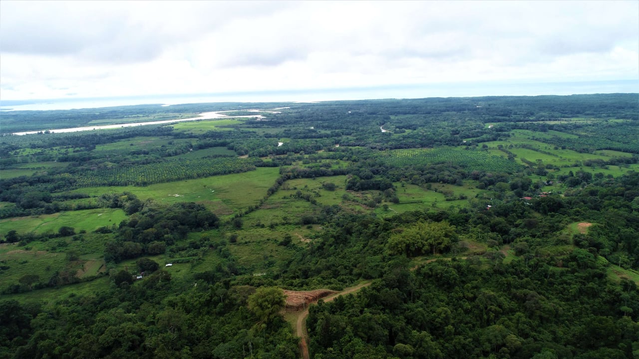 9 acres property with 360 panoramic views and 80m highway frontage