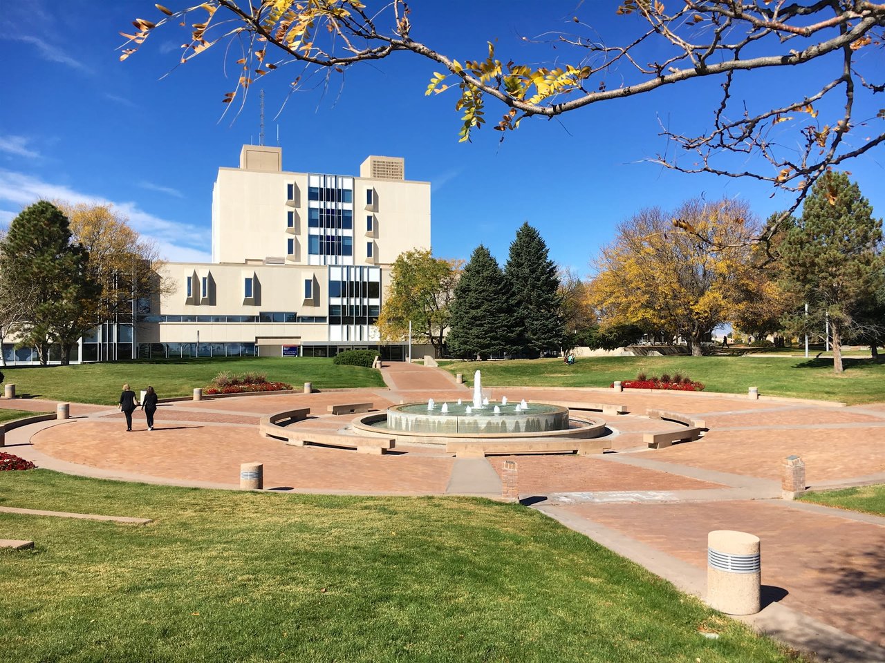 circular fountain with walkway and Colorado State University building in the background in Pueblo, CO