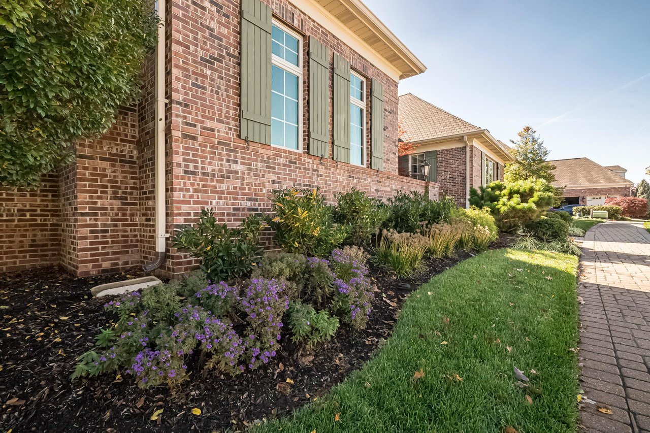 Carefree Luxury Living in Ladue Schools