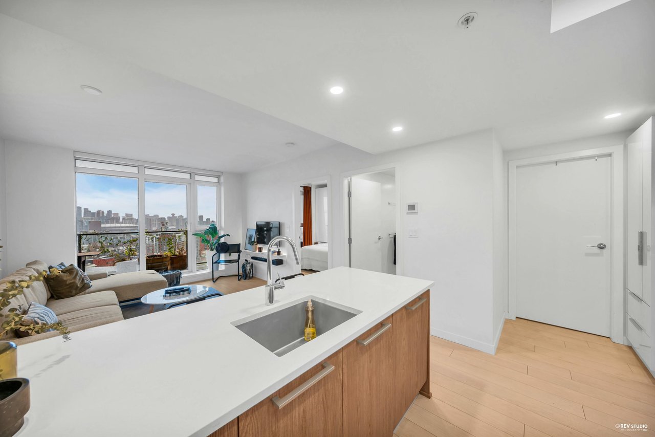 1212-285 E 10th Ave
