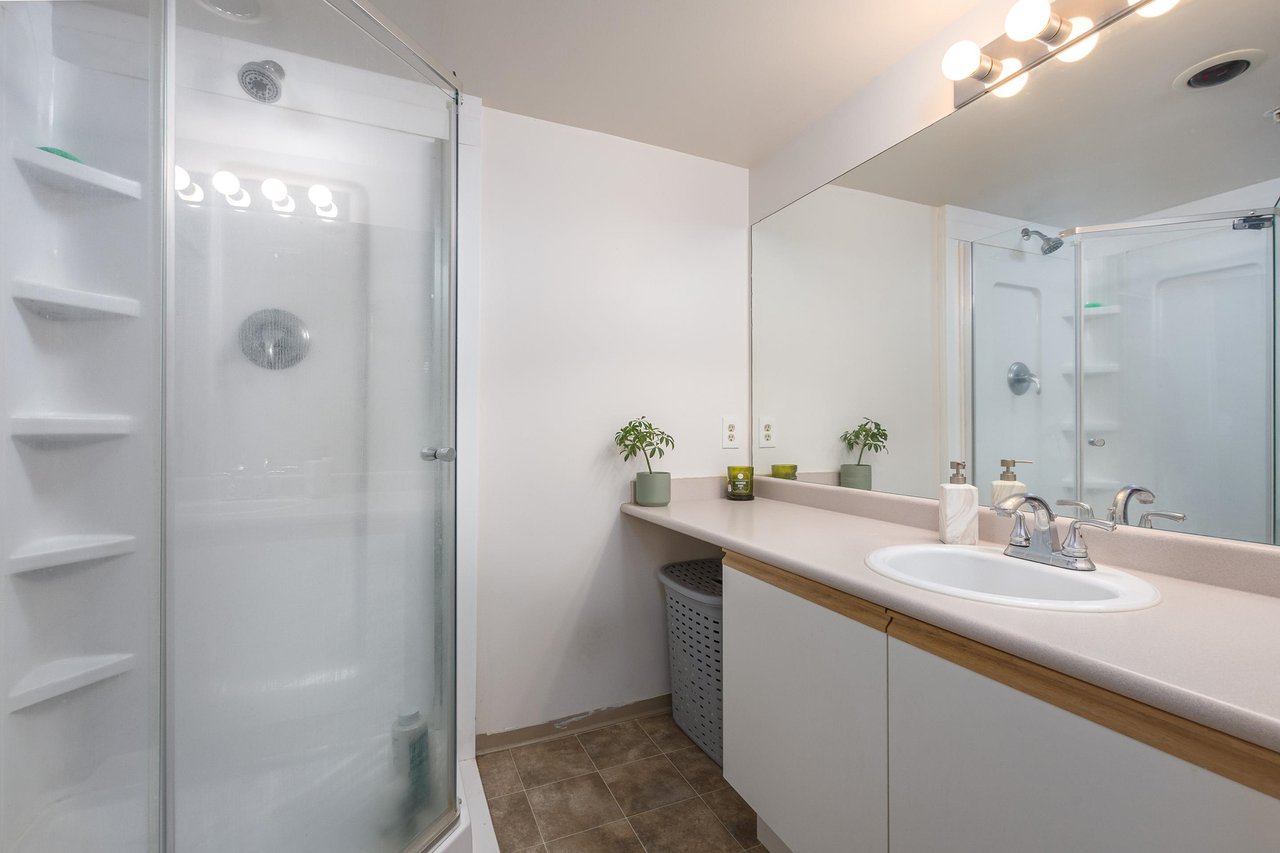 B203-40120 Willow Cres