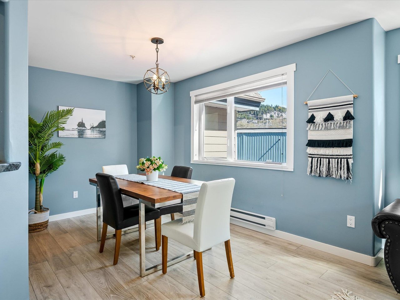 102-1460 Pemberton Ave