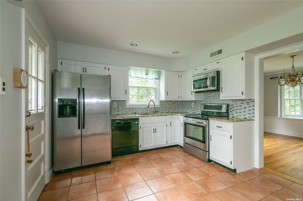 30 Colonial Dr, Huntington