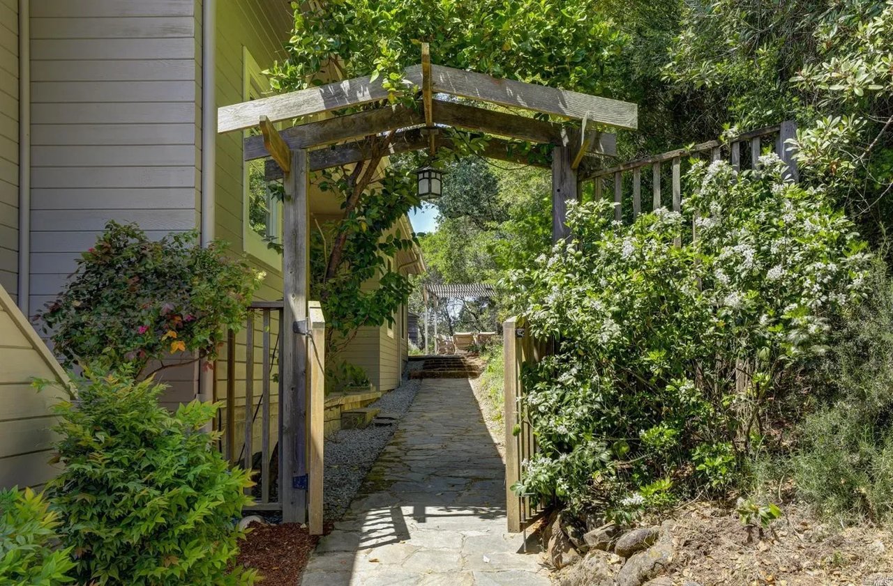 116 Winding Way