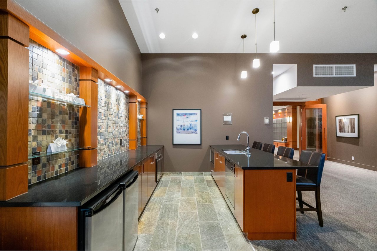 501-3093 Windsor Gate