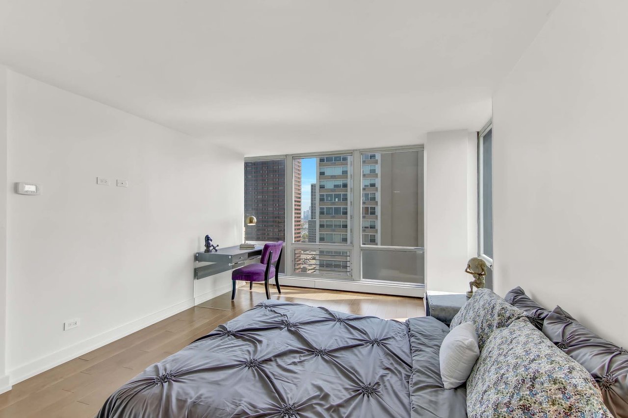 339 W Barry Avenue, #22C