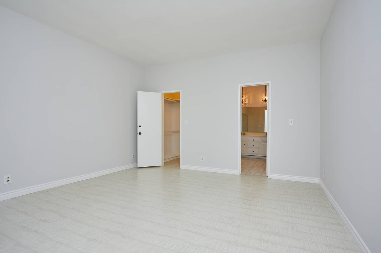 Walk to the best of Beverly Hills! 2BR+Den/2.5 baths