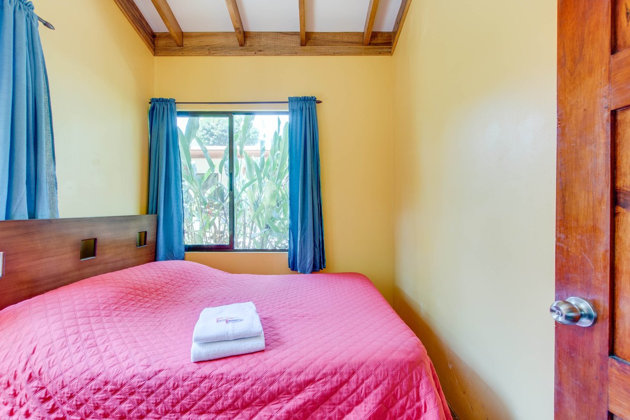 A highly-rated and high-occupancy resort with a hotel, cabins, on-site restaurant and a pool an easy 5-minute walk from PLAYA UVITA and Marino Ballena National Park!